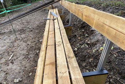 Sollen 20, 30 Jahre halten. Die neuen Bänke sind mehr als einen Meter tief im Erdreich des Ufers verankert. Das durch eine Bitumenbahn vom Gestell getrennte Holz wird mit Firnis und Bootslack für die Ewigkeit konserviert. Dazu passen auch die Schrauben – die dank eines hohen Chromgehalts kaum rosten und sitzen wie Ochs.