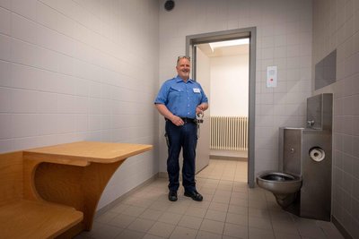 Uwe Knabe in der Aus- und Vorführzelle am Amtsgericht Döbeln.
