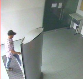 Der Gesuchte hob am 7. Juli mit einer gestohlenen EC-Karte in der Filiale der Norisbank auf der Wladimir-Sagorski-Straße Geld ab.