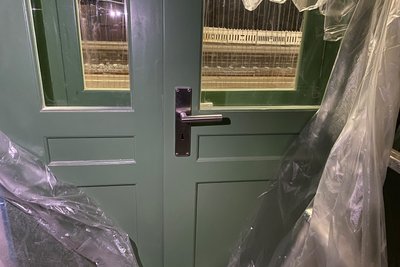 Diese Tür im Bahnhof in Mittweida, an der Seite des Gebäudes, die am Bahnsteig liegt, ist restauriert und wieder eingebaut worden. Sie dient als dekoratives Element und nicht als Zugang zum Gebäude.