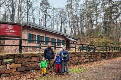 Familie Weidensdorfer erkundet die Gegend. Die Osterrätsel führten zum Geoportal Porphyrhaus, wo eine Überraschung auf sie wartet. 