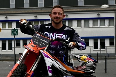 Motocross-Freestyler Luc Ackermann.