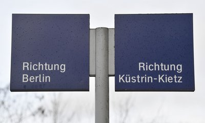 Die Strecke von Berlin nach Küstrin-Kietz an der Grenze zwischen Brandenburg und Polen ist derzeit nicht elektrifiziert und nur eingleisig. (Archivbild)