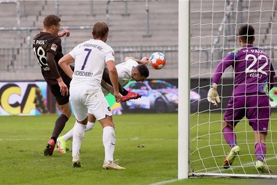 Das 2:1 für Aue: Trujic staubt per Kopf ab.