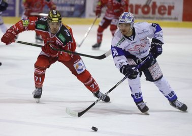 Scott Feser (links) jagt dem Puck und dem Dresdner Luca Flade hinterher. Der Deutsch-Kanadier steuerte am Sonntagabend im Sachsenderby den zwischenzeitlichen Ausgleich für die Eispiraten bei. 