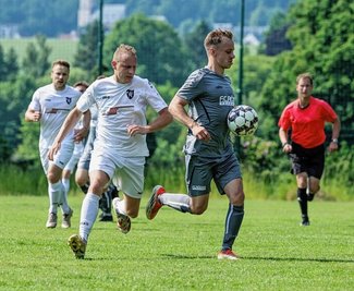 Einen Sechserpack schnürten die Fußballer des Oberlungwitzer SV am Sonntagnachmittag gegen die SG Neukirchen. Dabei erzielte Tom Reichel (graues Trikot) die ersten drei Treffer. 