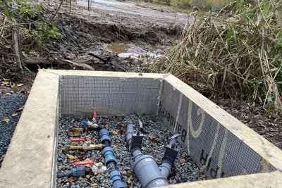 Fast schon eine Wissenschaft für sich. An der neuen Schleuse kann die Wasserzufuhr für die Vorsperre, die Kuhtränke und den Matschplatz für Kinder reguliert werden.