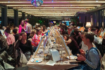Gut 100 Leute kamen zu „Wine & Paint“ ins Chemnitzer Oberdeck, um zu malen und, neben Wein, auch Cocktails zu trinken.