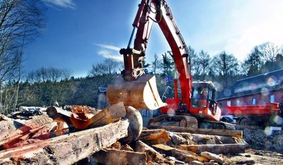 Polier Andreas Kaufmann von der Erdbau Thalheim GmbH sortiert die letzten Überreste des früheren Kreisarchives.