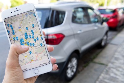 Im Dresdner Umland werden ab August 2018 Hunderte Parkplätze mit Sensoren ausgerüstet. Mit Hilfe der App soll es dann möglich sein, aus der Ferne einen freien Stellplatz zu finden.