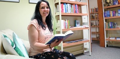 Anett Klug vom Team der Bibliothek Zschorlau im neu eingerichteten Jugendbereich. 