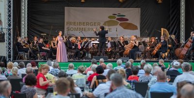 Sängerin Lindsay Funchal und die Mittelsächsische Philharmonie unter Leitung von José Luis Gutiérrez begeisterten die Zuschauer. 