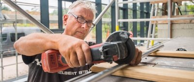 Fassadenmonteur Lutz Landeck von der Firma Syfatec Ludwig GmbH aus Döbeln bei Arbeiten im neuen Gartenhaus.