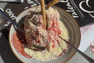 Ein großer Berg Spaghetti-Eis bei Valentino.