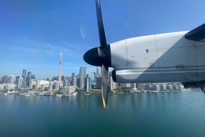 Von Thunder Bay fliegt Porter Airlines nach Toronto und landet direkt auf dem regionalen Flughafen neben der Skyline mit dem CN Tower.