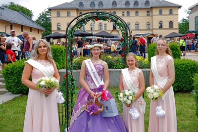Die neue Rosenprinzessin Anna Lena I. im lilafarbenen Kleid mit ihren Hofdamen Everlie, Mayla und Emily (von links). Für ein Jahr präsentiert die 14-Jährige nun Lichtenstein bei verschiedensten Terminen.