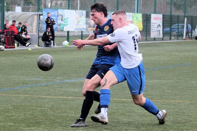 Der Lunzenauer Torschütze Kevin Glatz (l.) gegen den Meißener Niclas Vieweg.