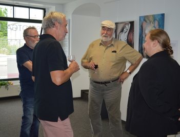 Stifter Leo Lessig (2. v. r.) bei der Eröffnung der neuen Schau "aufAKT" in der Frankenberger Stadtgalerie. Dort sind neue Malerei, Grafiken und Plastiken zu sehen. 