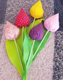 Schön bunt: genähte Blumen.