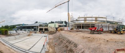 Links vorn entsteht das neue Außenschwimmbecken, dahinter die Solewelt, rechts das neue Ruhehaus. 