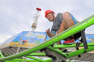 Eine Geisterbahn wird es nicht geben, dafür eine Familien-Achterbahn, die hier von Monteur André zusammengesetzt wird.