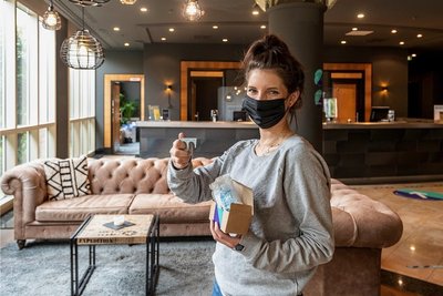 Romy Kropp zeigt das Corona-Hygiene-Set, das Gäste des Pentahotels beim Check-in bekommen. Darin enthalten sind unter anderem eine Maske und ein Türöffner. Das Hotel kann zeitnah wieder Touristen empfangen. 