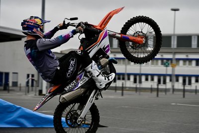 Luc Ackermann macht einen sogenannten Wheelie.
