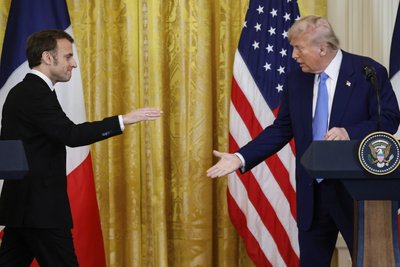 Frankreichs Präsident Emmanuel Macron (links) wird von US-Präsident Donald Trump im Weisen Haus mit Handschlag begrüßt.