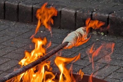 Mit Stockbrot werben das Kosmonautenzentrum und der VfL Chemnitz in Bernsdorf.