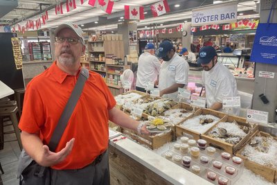 Kevin Durkee bietet Foodtouren im St. Lawrence Market an, dabei wird auch viel gekostet.