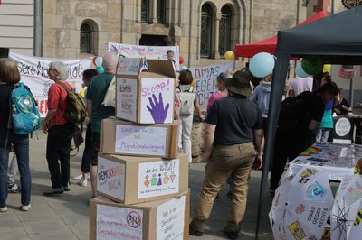 Im thüringischen Saalfeld hatten die Omas gegen Rechts zu einer Demonstration gegen die Wahl eines AfD-Landrates aufgerufen.
