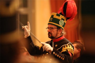 Orchesterleiter Jörg Küttner beim Auftritt im Bürgergarten Stollberg.