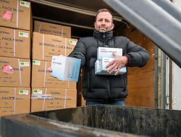 Der Container auf dem Firmengelände von Andreas Voigt ist prall gefüllt mit OP-Masken. Aufgrund des Verfallsdatums landen nun 1,6 Millionen Stück im Müll. 