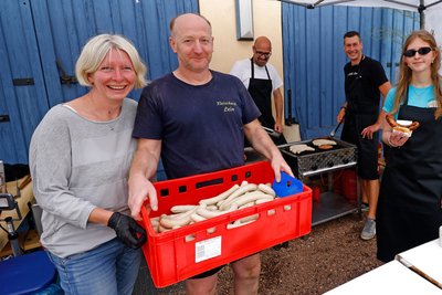 Der Lichtensteiner Fleischermeister Heiko Lein präsentierte beim Fest erstmals die neue „Naturbad-Wurst“ mit spezieller Rezeptur. Der Erlös kommt dem Naturbad-Verein zugute.