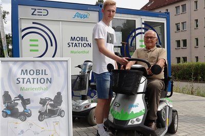 Hans Joachim Rahmlow berichtet Jonas Wolf, der Umwelttechnik und regenerative Energien studiert und in den Semesterferien mit am Projekt arbeitet, über seine Erfahrungen beim Fahren mit dem E-Scooter. 