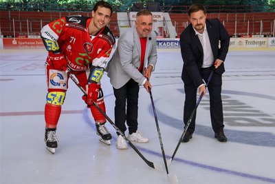 Bereit für die neue Saison: Scott Feser, Frank Fischer und Eispiraten-Geschäftsführer Jörg Buschmann (von links).