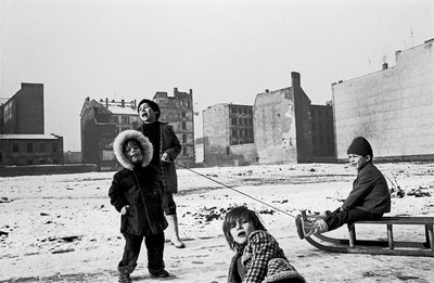 Kinder spielen im winterlichen Berlin-Kreuzberg im Jahr 1975.