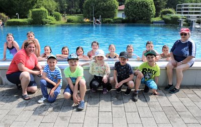 Die Grundschüler haben bei den Schwimmkursen unter Leitung von Regina Eckardt (rechts) im Erlebnisbad Oederan viel Spaß. Hier kann der ausgefallene Schwimmunterricht nachgeholt werden. 