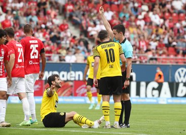 Der Dortmunder Niklas Dams sah nach einer Notbremse die rote Karte. 