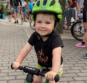 Noch zu klein für den Wettbewerb aber schon zünftig auf dem (Lauf-) Rad dabei: der zweijährige Eddie.