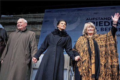 Auf der Bühne: das Ehepaar Oskar Lafontaine (Ex-Linkenpolitiker, von links) und Sahra Wagenknecht sowie Alice Schwarzer, 