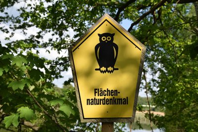 Mit diesem Schild werden Flächennaturdenkmale gekennzeichnet.