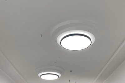 In der Eingangshalle wurden neue Lampen an der Decke montiert.