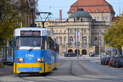 Zwei Tatra-Bahnen waren am Sonntag zur Abschiedsfahrt durch Chemnitz unterwegs.