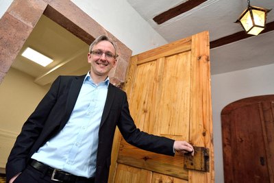 Dompfarrer Gunnar Wiegand besucht an der VHS einen Sport- und Gesundheitskurs als Ausgleich zur sitzenden Tätigkeit bei der Arbeit.