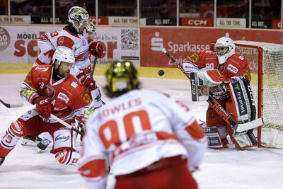 Torhüter Oleg Shilin - hier im Heimspiel am Sonntag gegen Bad Nauheim - hatte am Freitagabend auch ein wenig Pech, als ihm ein Schuss der Hessen zwischen den Beinen durchrutschte.