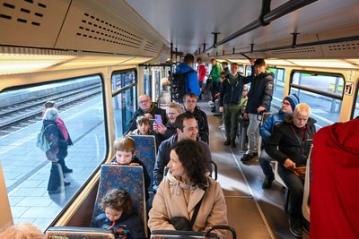 Besetzt bis auf den letzten Platz waren die Fahrten am Vormittag. Auch an den Haltestellen hatten sich etliche Schaulustige versammelt.