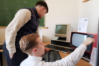 Leandro Ahnert (links) und Merlin Seifert finden alte Computertechnik alles andere als uninteressant.