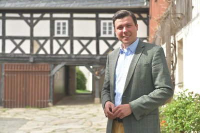 Pfarrer Justus Geilhufe auf dem Pfarrhof Großschirma, wo das Pilgerfest gefeiert wird.