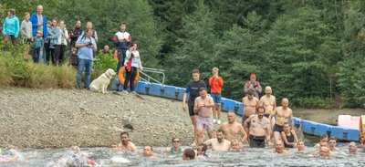 Für einen guten Zweck sind am Sonntag etwa 60 Männer, Frauen und Kinder in die Talsperre Falkenstein gestiegen. Danach waren noch Radfahren und Laufen angesagt. 